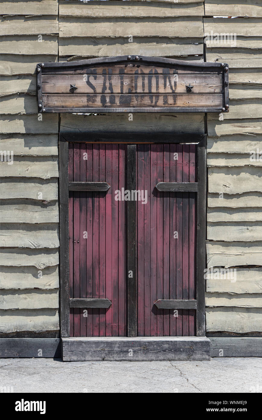 Wild west saloon doors hi-res stock photography and images - Alamy