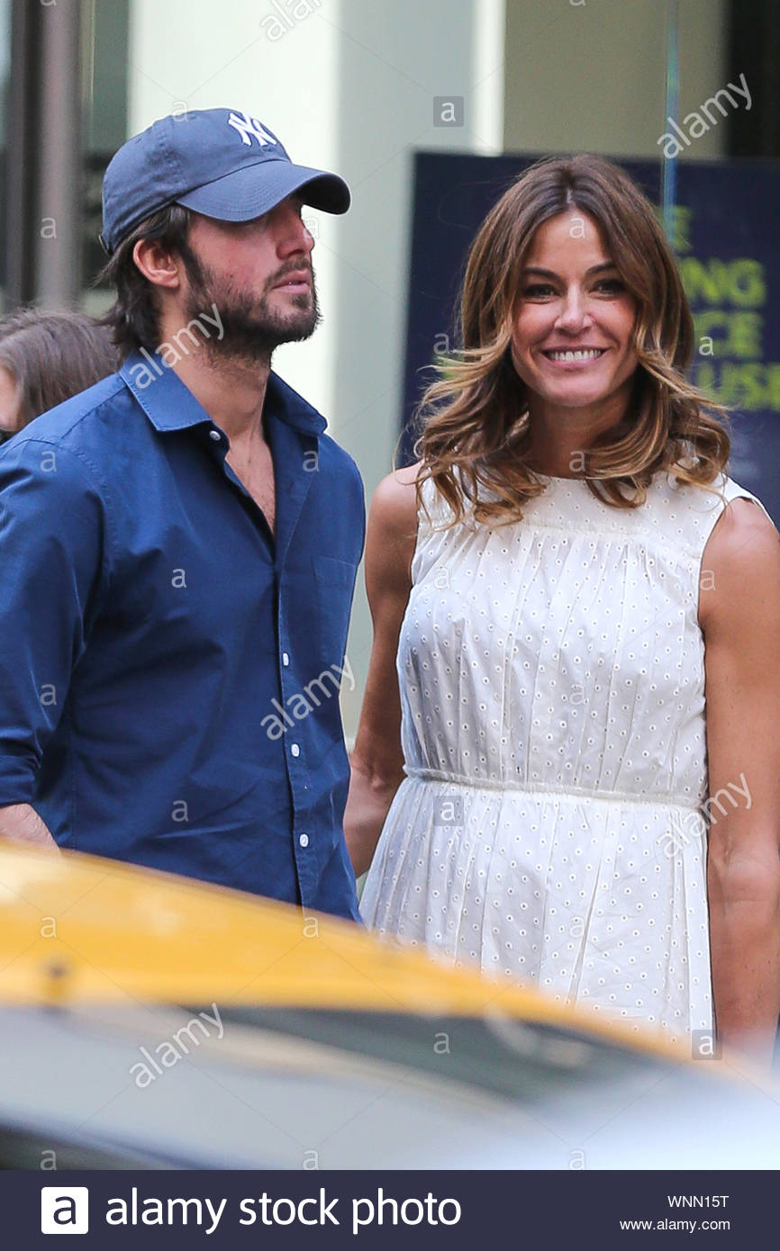 Conejo entrega a domicilio puenting New York, NY - Kelly Bensimon along with her boyfriend and daughter Sea Louise wait patiently for their ride near Park Avenue in New York City. The 'Real Housewives of New York Conejo entrega a domicilio puenting New York, NY - Kelly Bensimon along with her boyfriend and daughter Sea Louise wait patiently for their ride near Park Avenue in New York City. The 'Real Housewives of New York