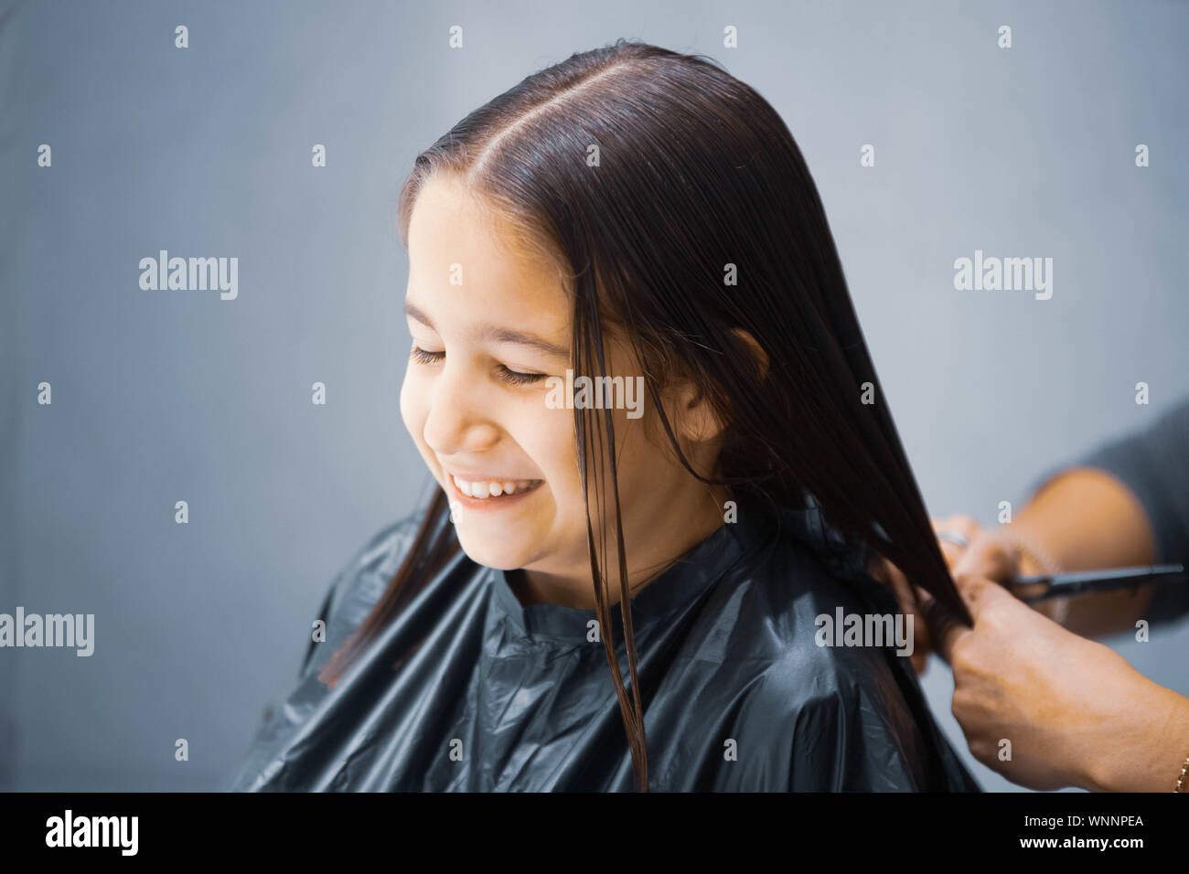 Madre cortando el cabello a su hija en casa Stock Photo