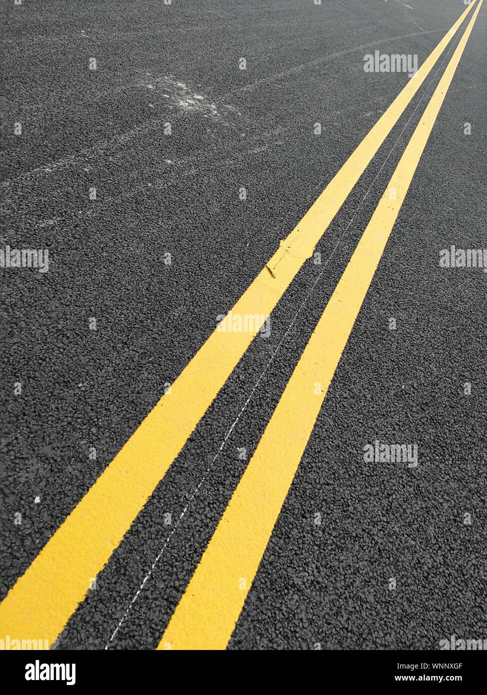 Double yellow line on street hires stock photography and images Alamy