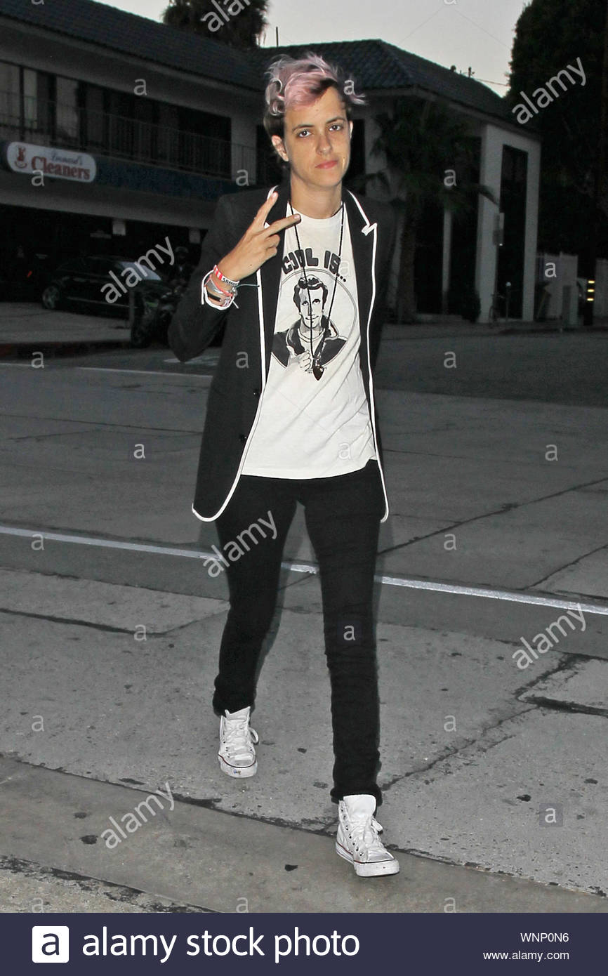 converse high tops skinny jeans