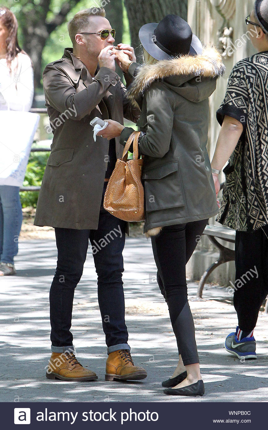 New York Ny Irish Singer Songwriter Ronan Keating And His Beau Storm Uechtritz Enjoy A Sunny Afternoon Together In Central Park Where They Also Filmed An Episode For The X Factor Australia
