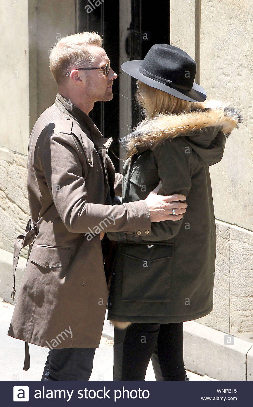 New York Ny Irish Singer Songwriter Ronan Keating And His Beau Storm Uechtritz Enjoy A Sunny Afternoon Together In Central Park Where They Also Filmed An Episode For The X Factor Australia