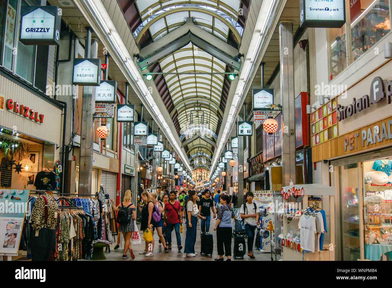 Shopping mall people 2019 hi-res stock photography and images - Alamy