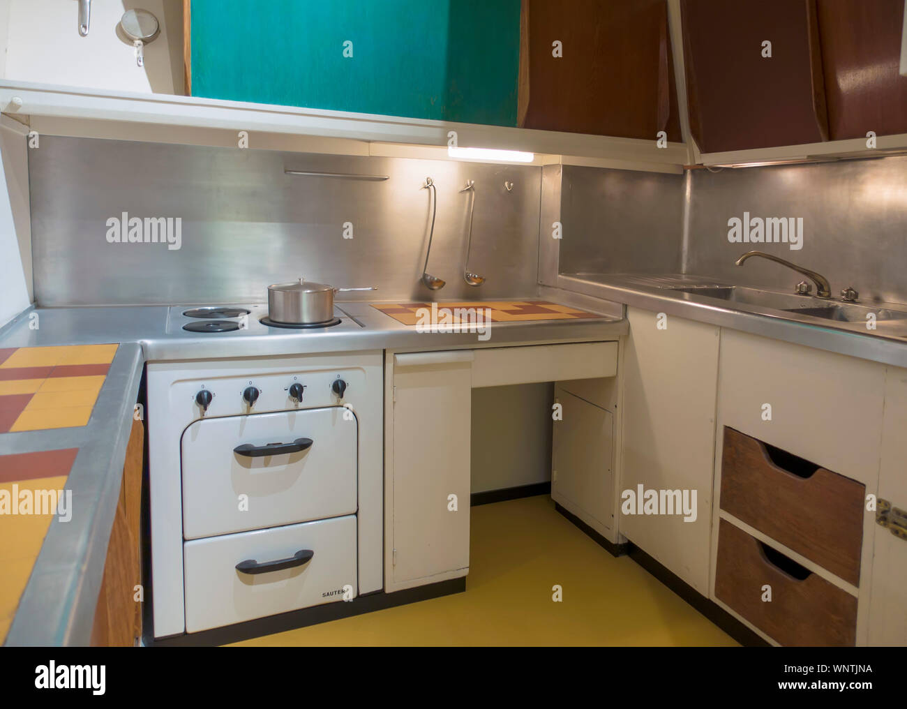 retro kitchen displayed at MOMA New York Stock Photo