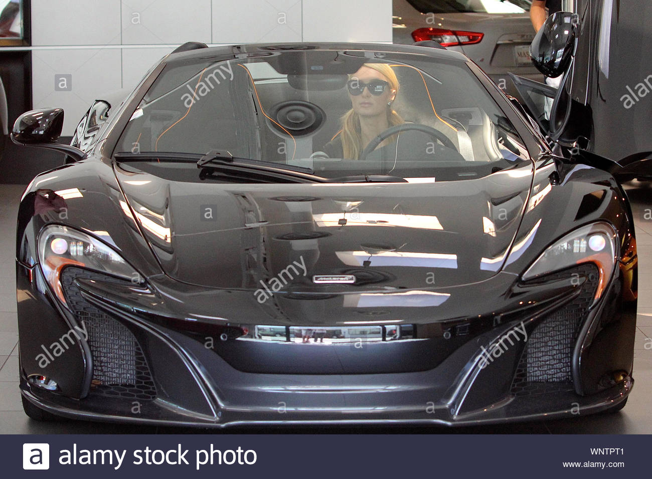 Beverly Hills Ca Paris Hilton Checks Out A Black 2014