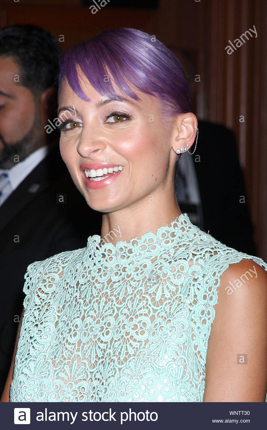 Las Vegas Nv Nicole Richie Makes A Colorful Appearance On The