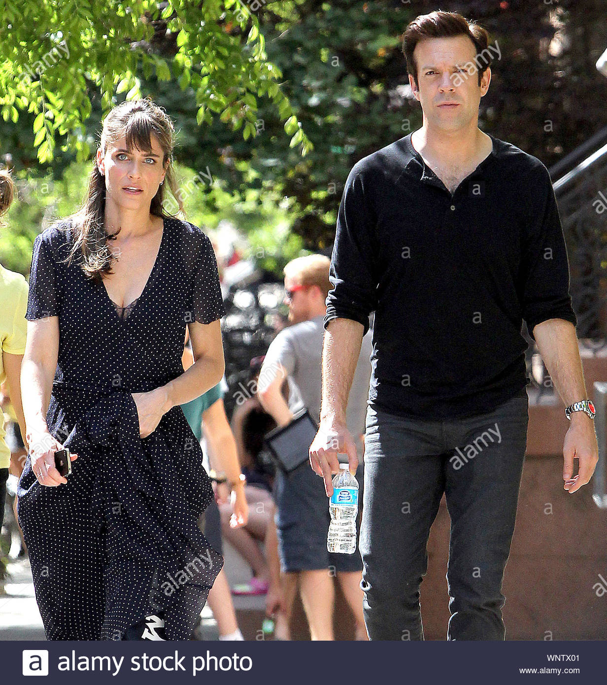 New York Ny Jason Sudeikis And Amanda Peet Go For A Stroll On The Set Of Their Upcoming Movie Sleeping With Other People In New York Amanda Wore A Polka Dot