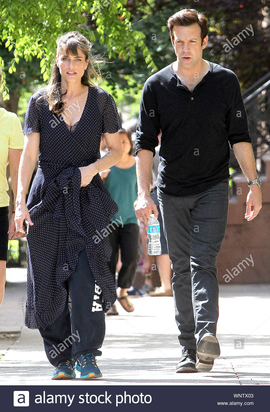 New York Ny Jason Sudeikis And Amanda Peet Go For A Stroll On The Set Of