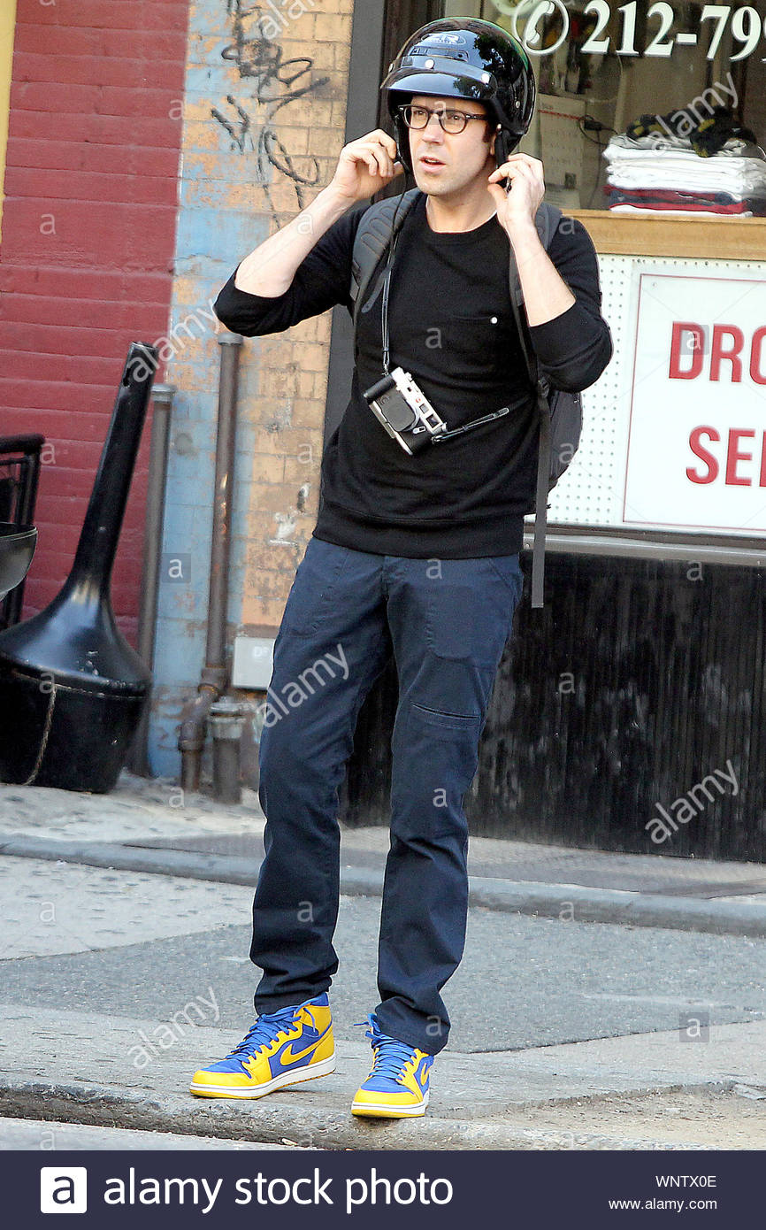 New York Ny Jason Sudeikis And Amanda Peet Go For A Stroll On The Set Of