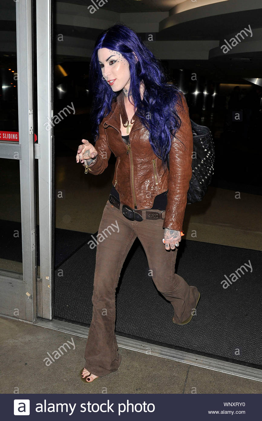 Los Angeles Ca Celebrity Tattoo Artist Kat Von D Stops And Poses For Photographers Upon Arriving Back To La After Spending Time With Her Fiance Jesse James Kat Made It Back