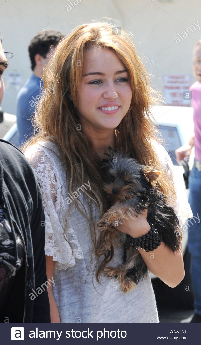 Miley Cyrus Leaves Patty S Diner In Toluca Lake Ca Carrying A