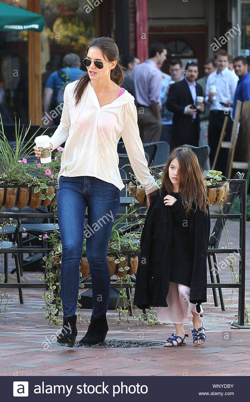 Pittsburgh Pa Actress Katie Holmes Rises Up Early For A Early Morning Walk To Starbucks To Grab A Hot Cup Of Coffee With Her Sweet Girl Suri Suri Kept Herself Warm Pittsburgh Pa Actress Katie Holmes Rises Up Early For A Early Morning Walk To Starbucks To Grab A Hot Cup Of Coffee With Her Sweet Girl Suri Suri Kept Herself Warm