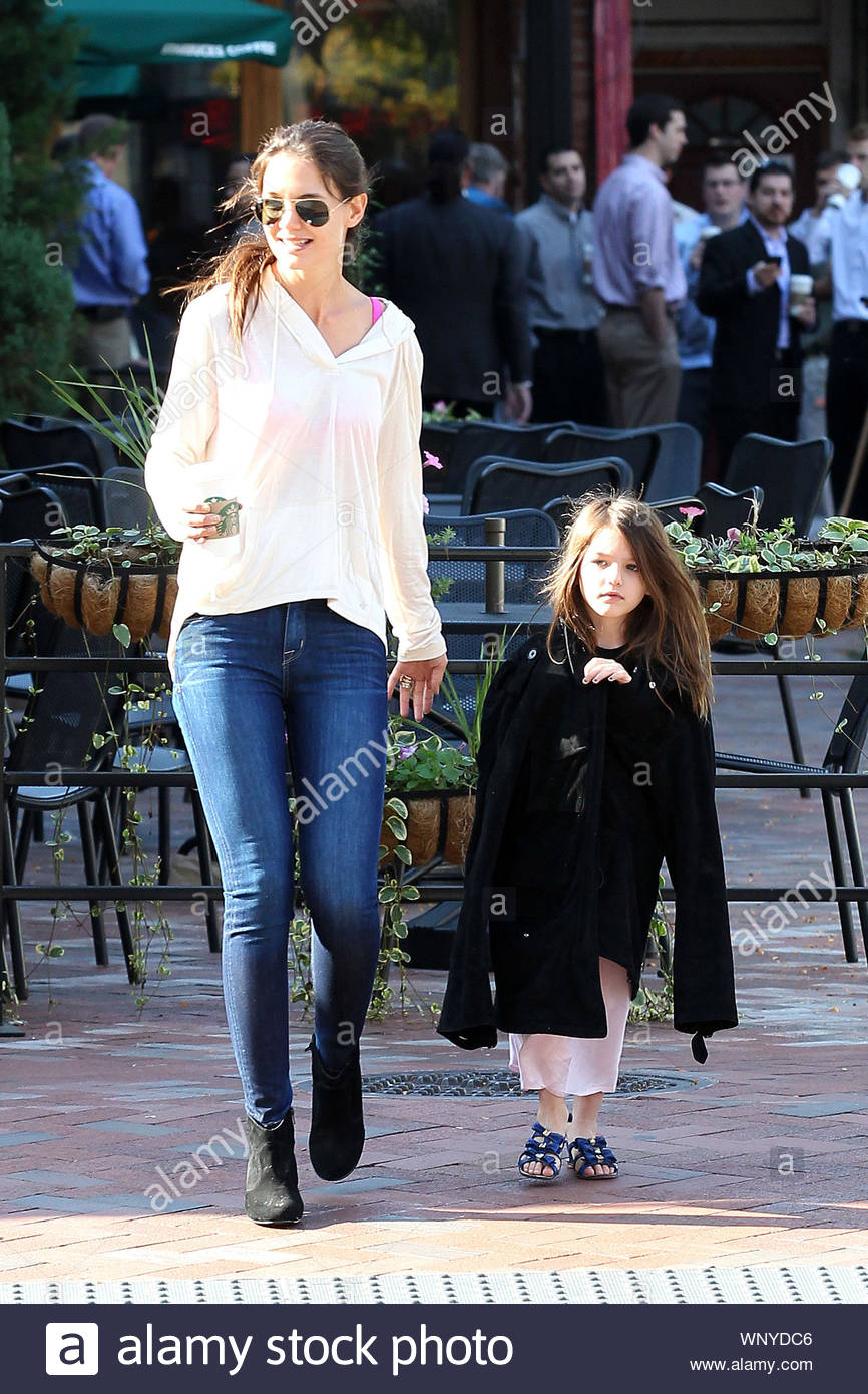Pittsburgh Pa Actress Katie Holmes Rises Up Early For A Early Morning Walk To Starbucks To Grab A Hot Cup Of Coffee With Her Sweet Girl Suri Suri Kept Herself Warm Pittsburgh Pa Actress Katie Holmes Rises Up Early For A Early Morning Walk To Starbucks To Grab A Hot Cup Of Coffee With Her Sweet Girl Suri Suri Kept Herself Warm