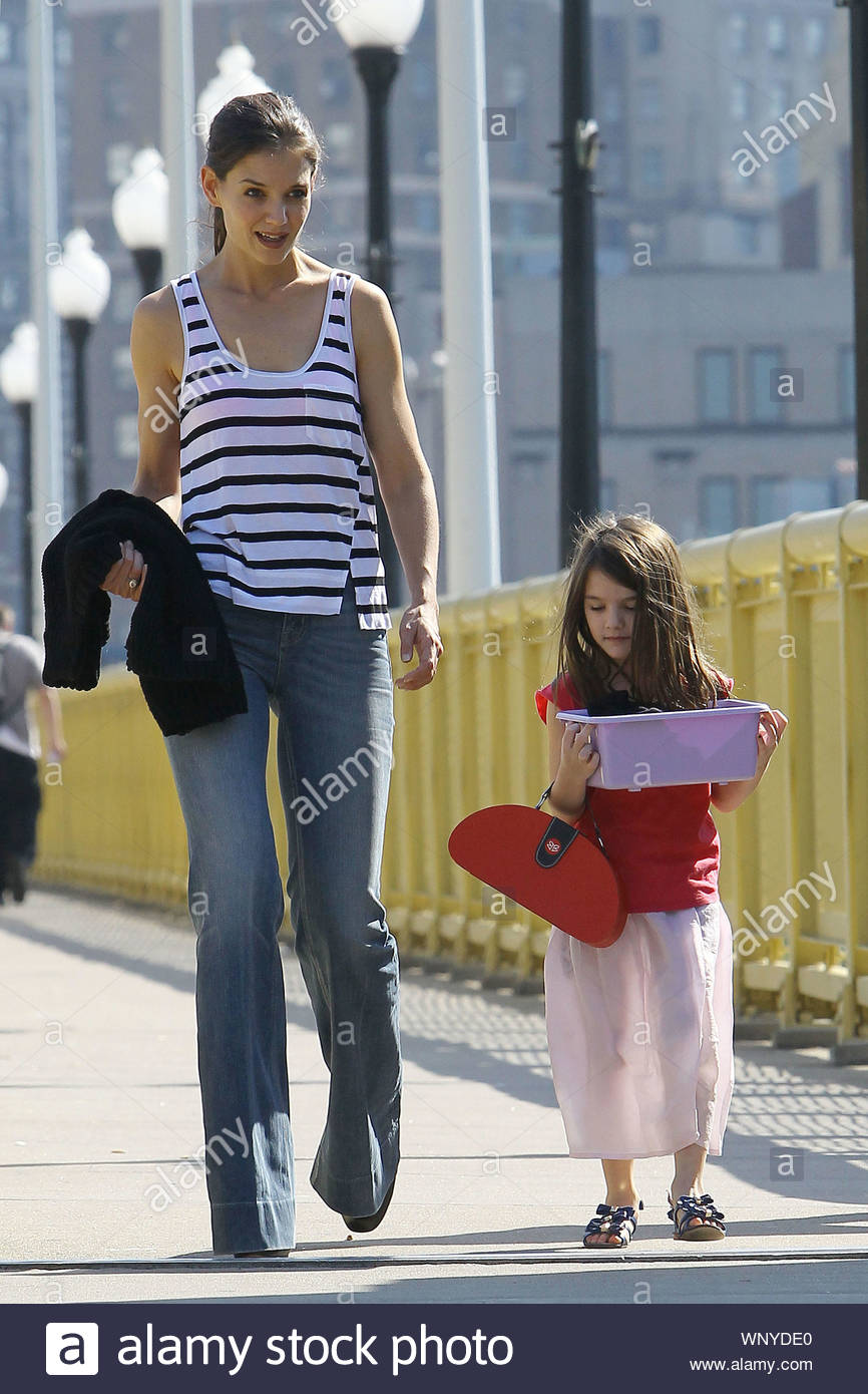 Pittsburgh Pa Katie Holmes Takes A Walk With Her Daughter Suri On Their Way To Visit Tom Cruise On The Set Of His Latest Project One Shot Katie Removed Her Light Pittsburgh Pa Katie Holmes Takes A Walk With Her Daughter Suri On Their Way To Visit Tom Cruise On The Set Of His Latest Project One Shot Katie Removed Her Light
