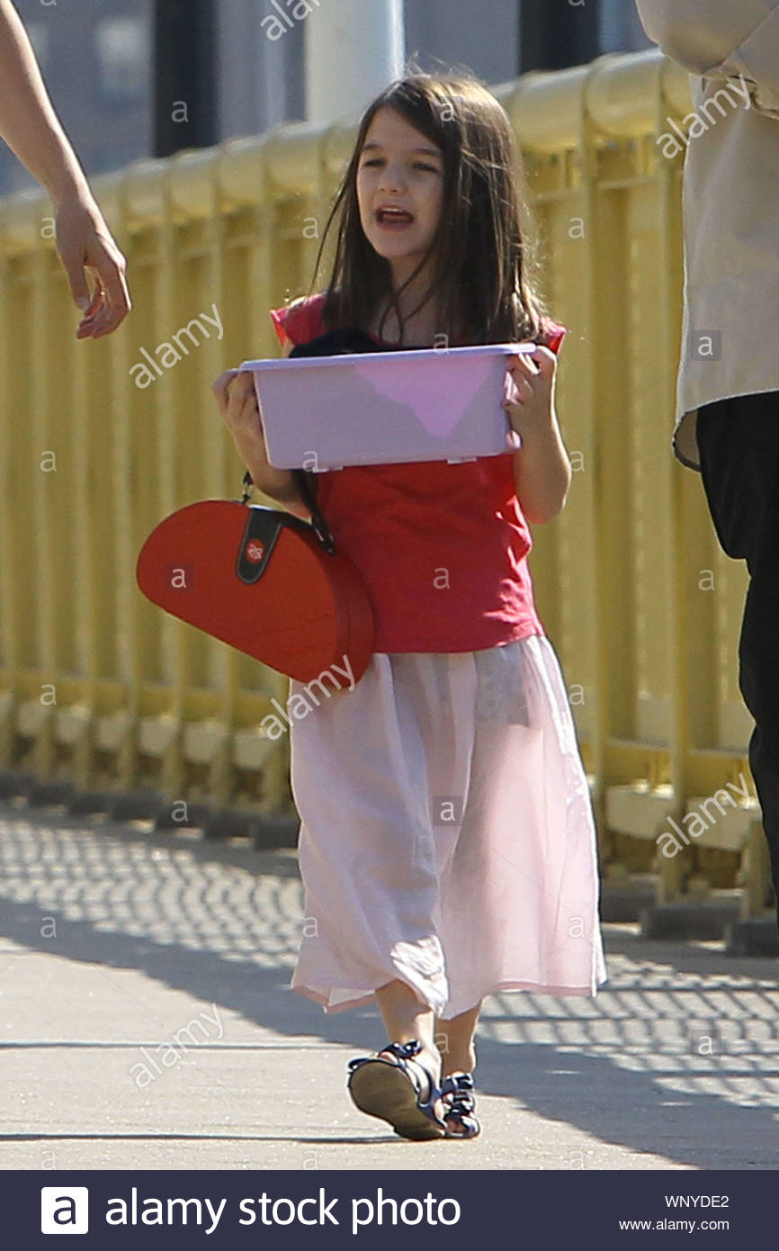 Pittsburgh Pa Katie Holmes Takes A Walk With Her Daughter Suri On Their Way To Visit Tom Cruise On The Set Of His Latest Project One Shot Katie Removed Her Light