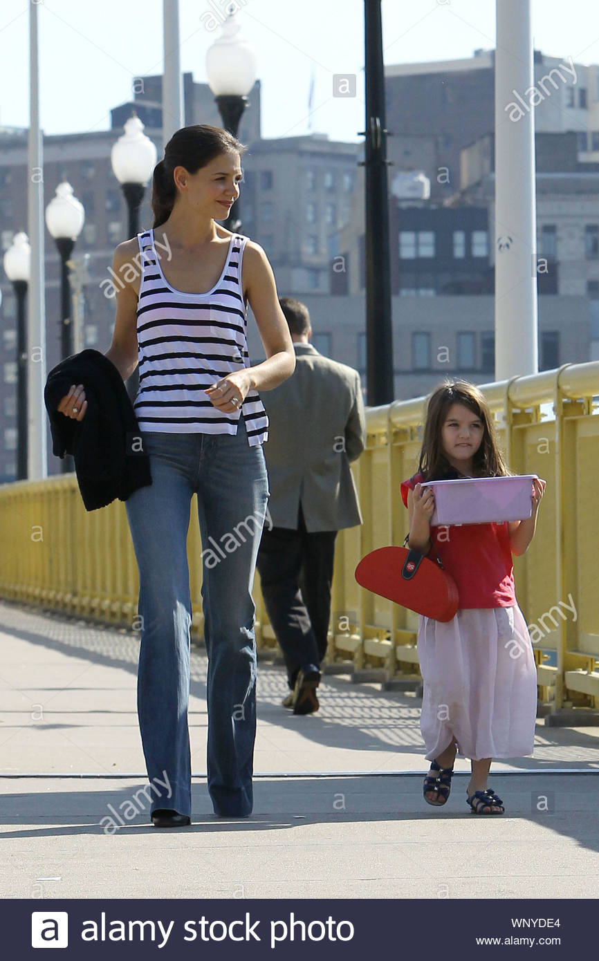 Pittsburgh Pa Katie Holmes Takes A Walk With Her Daughter Suri On Their Way To Visit Tom Cruise On The Set Of His Latest Project One Shot Katie Removed Her Light Pittsburgh Pa Katie Holmes Takes A Walk With Her Daughter Suri On Their Way To Visit Tom Cruise On The Set Of His Latest Project One Shot Katie Removed Her Light