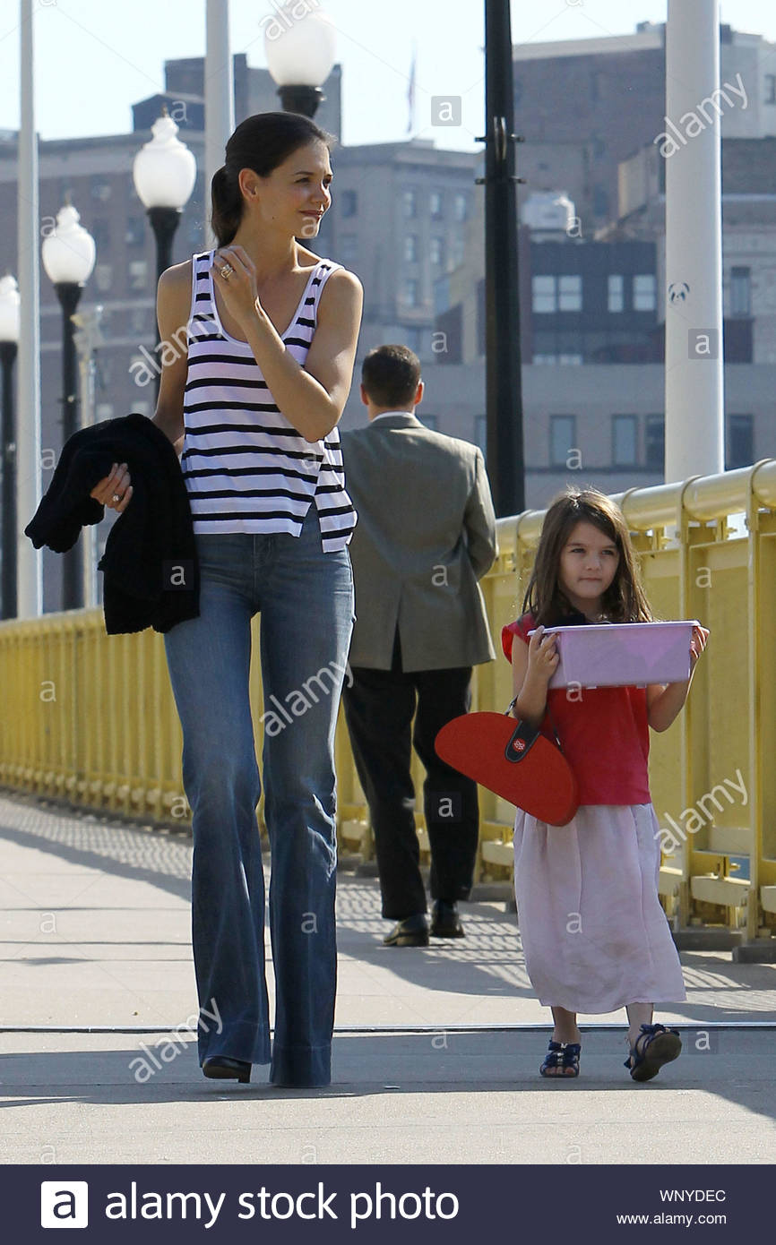 Pittsburgh Pa Katie Holmes Takes A Walk With Her Daughter Suri On Their Way To Visit Tom Cruise On The Set Of His Latest Project One Shot Katie Removed Her Light Pittsburgh Pa Katie Holmes Takes A Walk With Her Daughter Suri On Their Way To Visit Tom Cruise On The Set Of His Latest Project One Shot Katie Removed Her Light