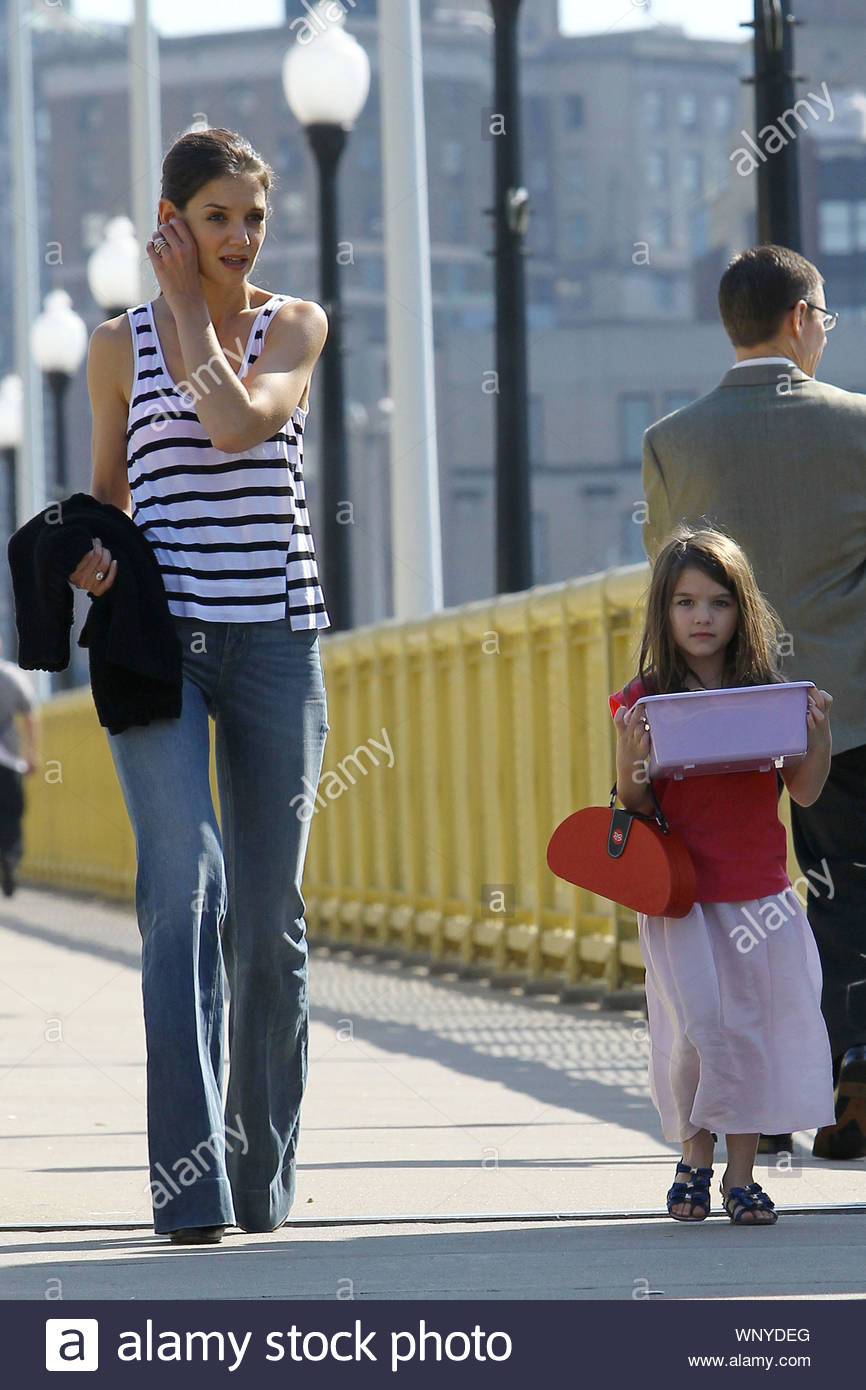 Pittsburgh Pa Katie Holmes Takes A Walk With Her Daughter Suri On Their Way To Visit Tom Cruise On The Set Of His Latest Project One Shot Katie Removed Her Light