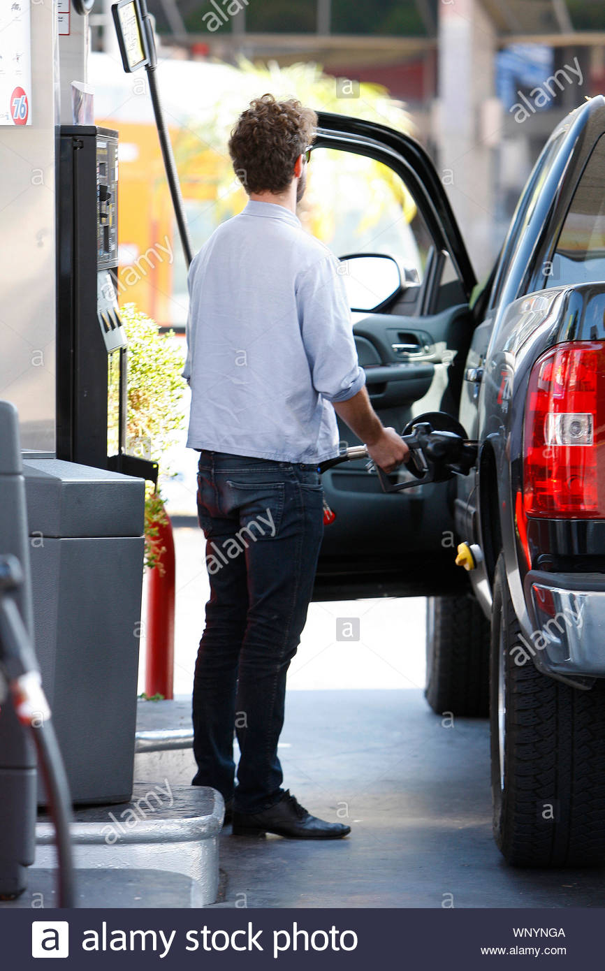 Sherman Oaks Ca Shia Labeouf Stops Off At The 76 Gas Station To