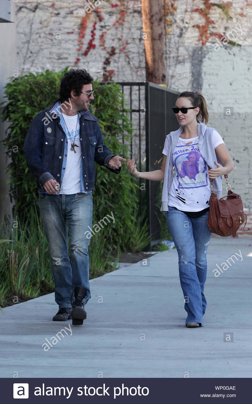 Hollywood Ca Olivia Wilde Struggles To Get Her Grateful Dead Sweatshirt Off As She Walks With A Pal To Have Lunch At Gratitude Cafe The Tron Actress Looked To Be In