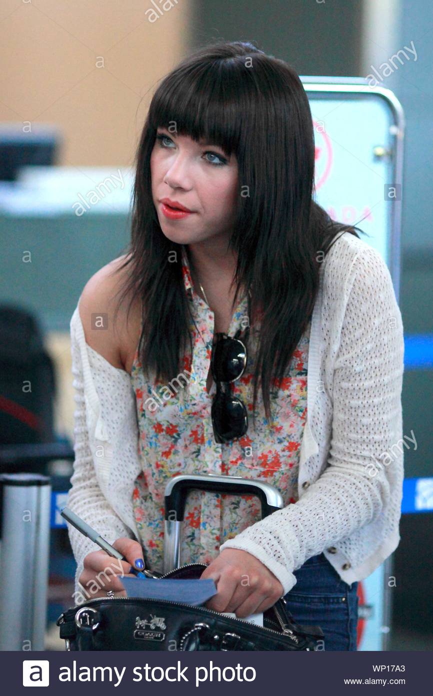 Gatwick Uk Singer Carly Rae Jepsen Who Is Known For Her Single Call Me Maybe Was At The Gatwick Airport To Fly Back To Los Angeles Carly Looked Cute In A