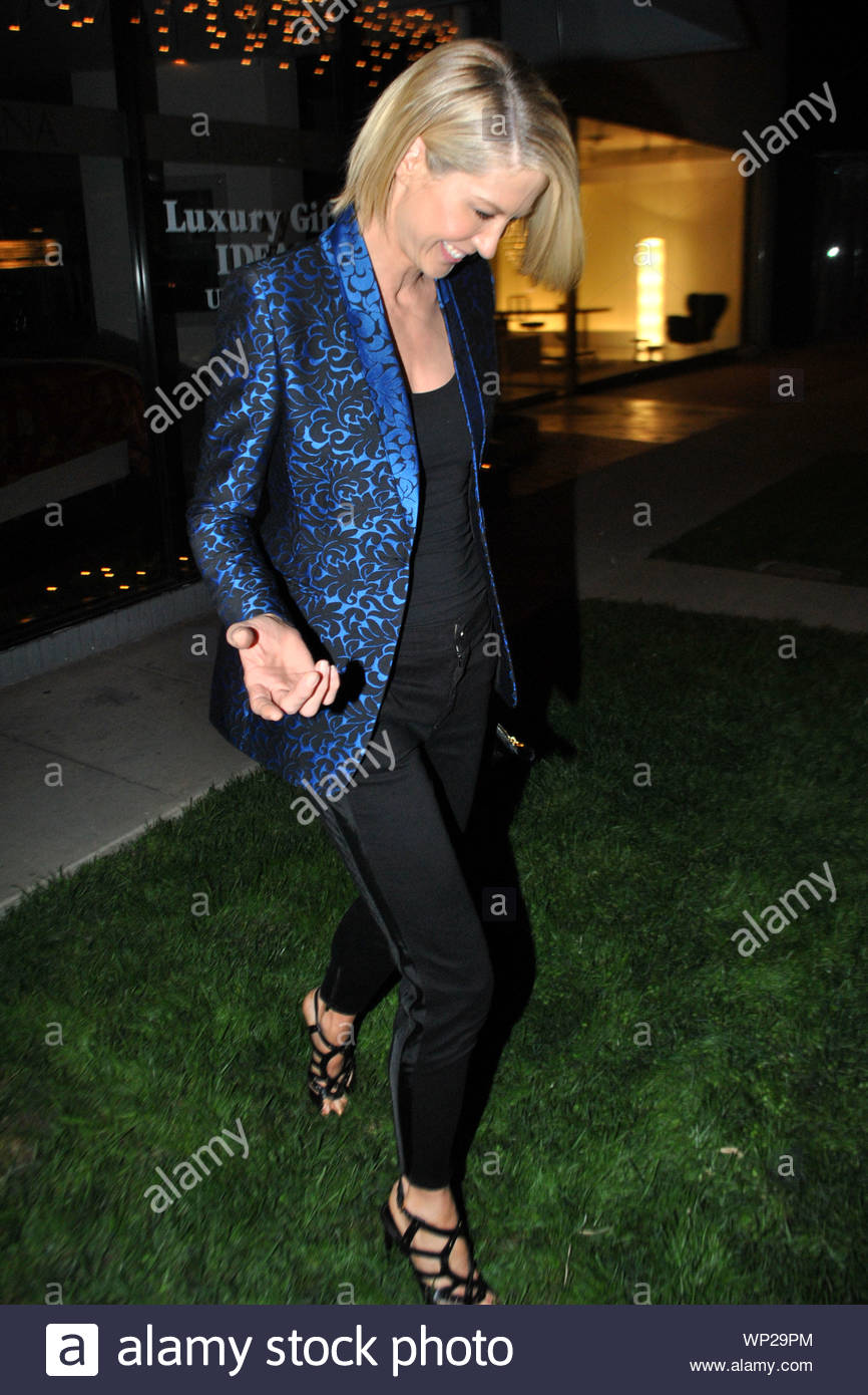 Beverly Hills Ca Jenna Elfman Gives A Departing Wave As She