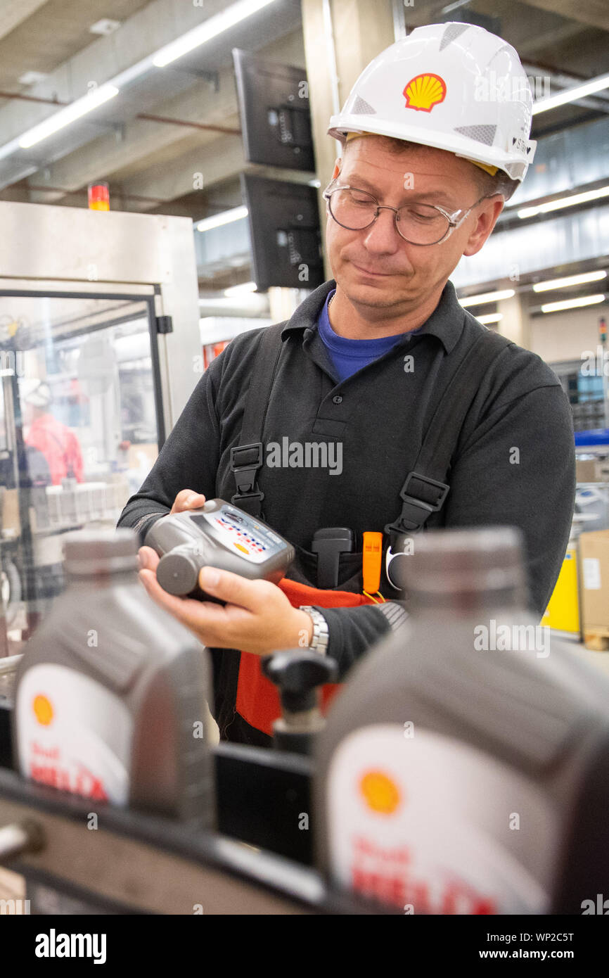 Shell lubricant hi-res stock photography and images - Alamy