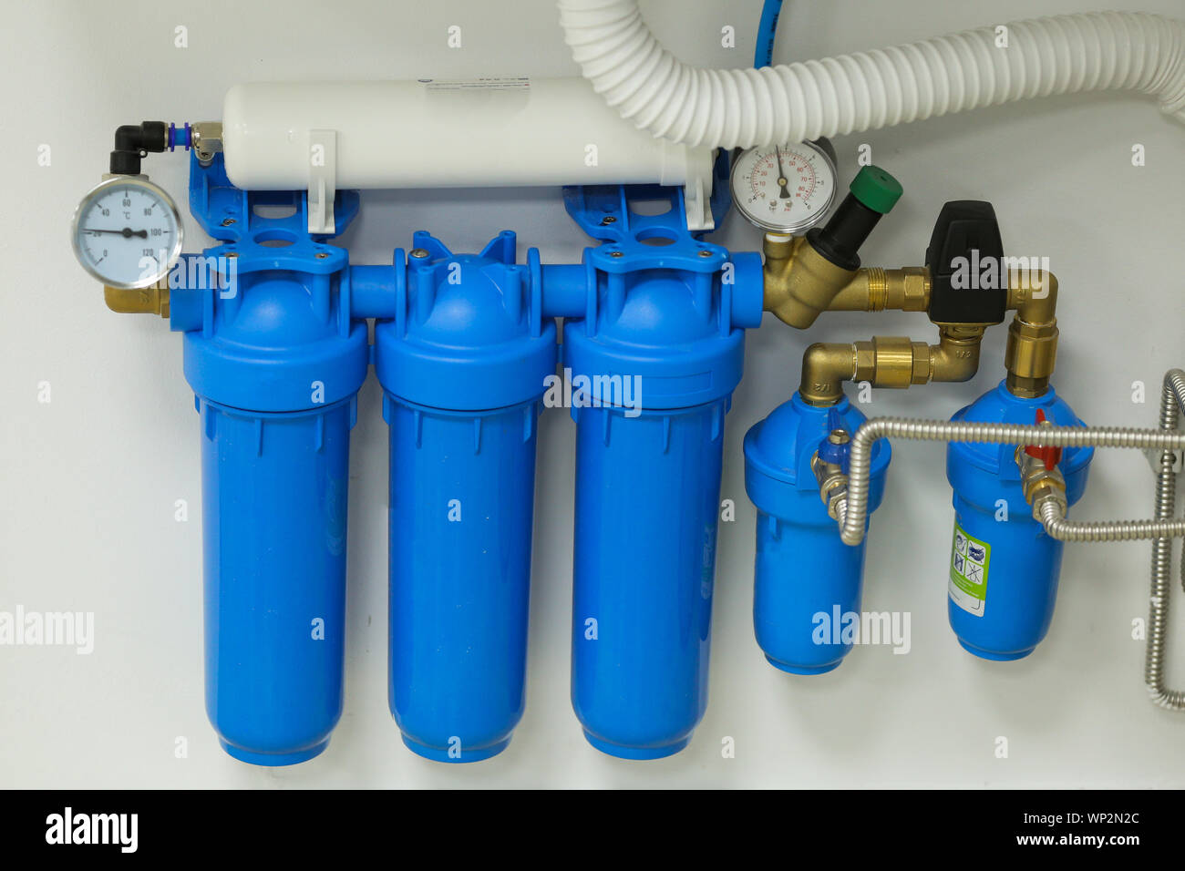 Wasseraufbereitung Filter mit Aktivkohle und ein Glas frisches und sauberes  Trinkwasser Stockfotografie - Alamy