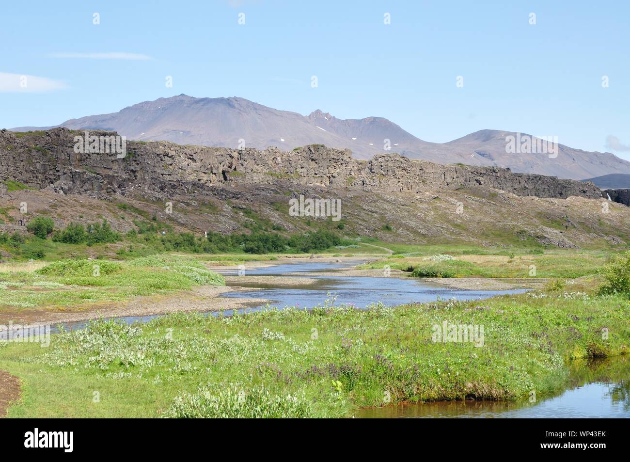 Flüsse, im Hintergrund Berge im Nationalpark Pingvellir. Stock Photo