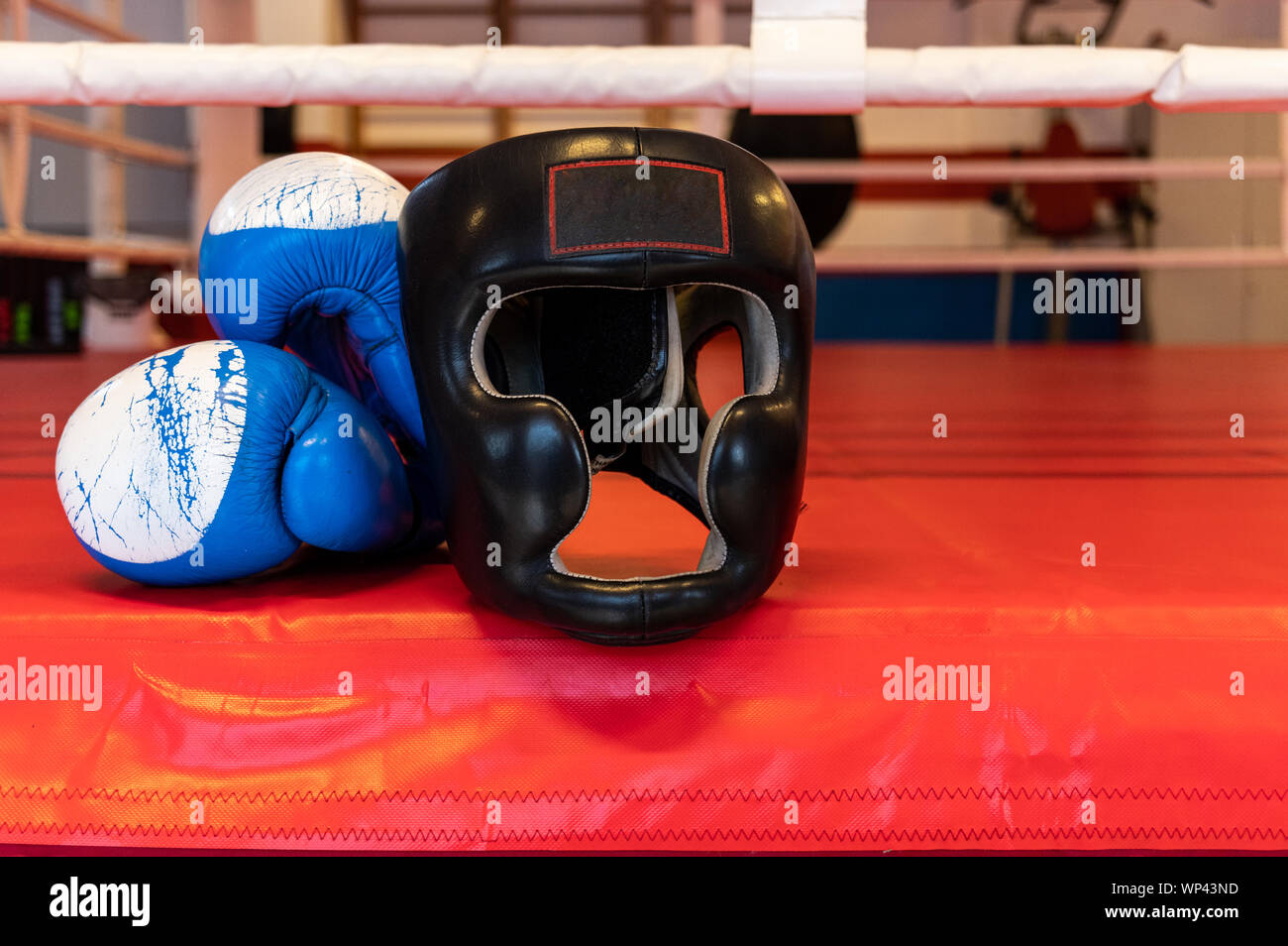 Boxing gloves and helmet. Boxing helmet for training Stock Photo - Alamy