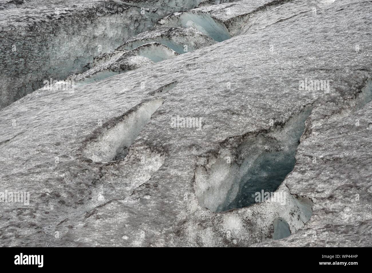 Die Gletscherzunge Sólheimajökull. Risse im eis zeigen blaues Eis. Stock Photo