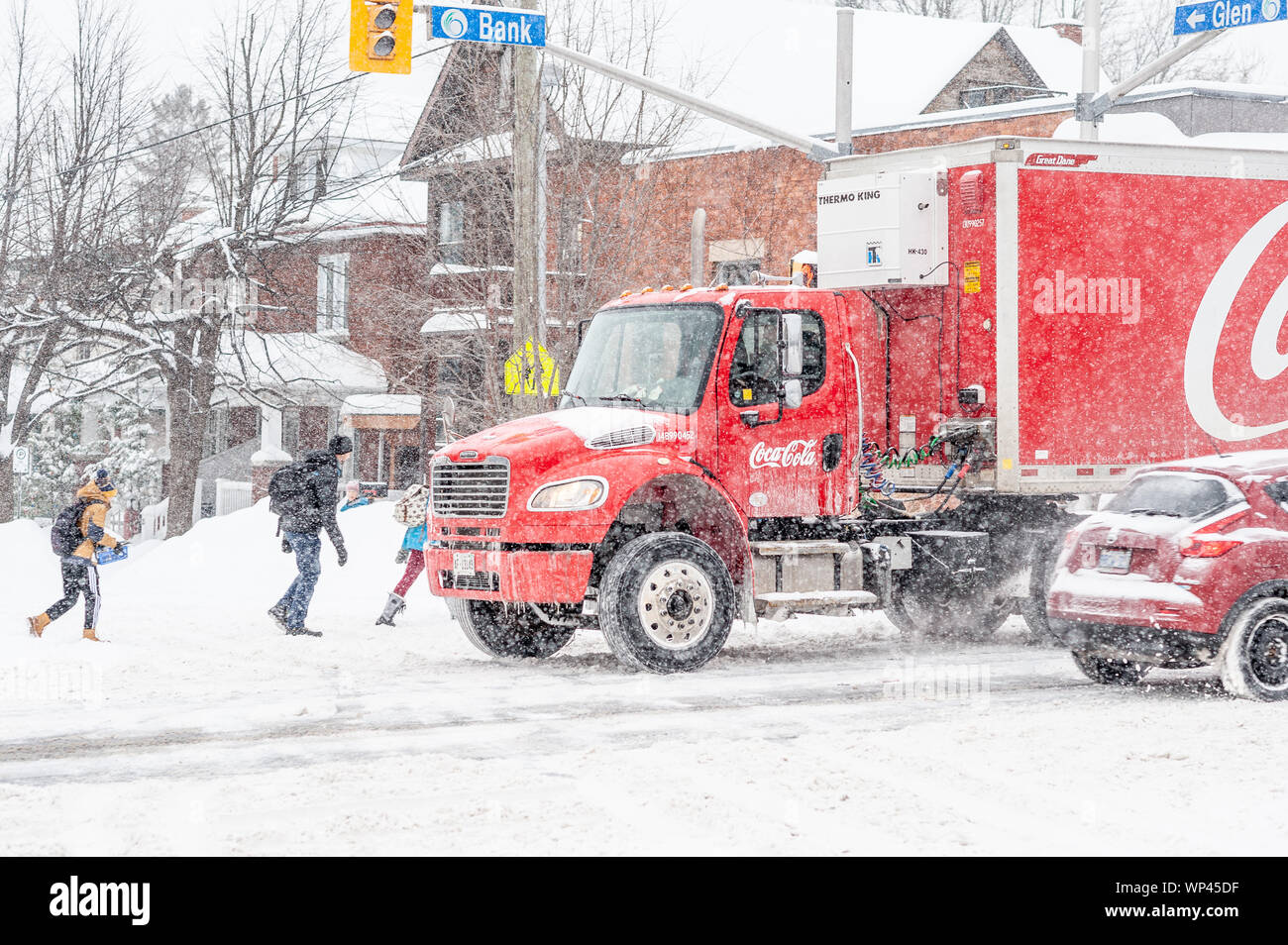 Traffic and heavy snowfall, Ottawa, ON, Canada Stock Photo