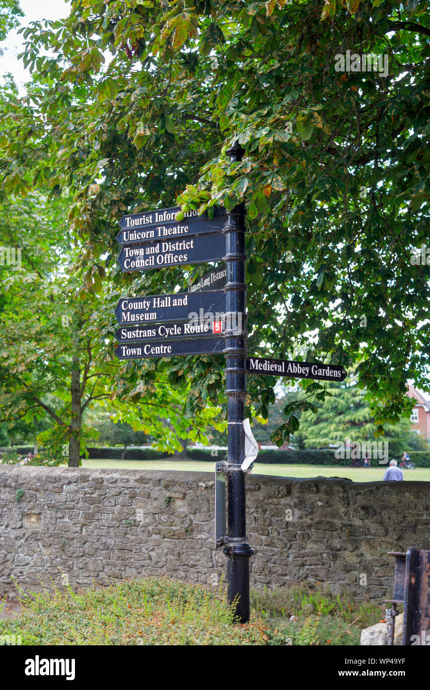 Signpost in Abbey Gardens giving directions to local amenities and areas of interest, Abingdon-on-Thames, Oxfordshire, south-east England, UK Stock Photo