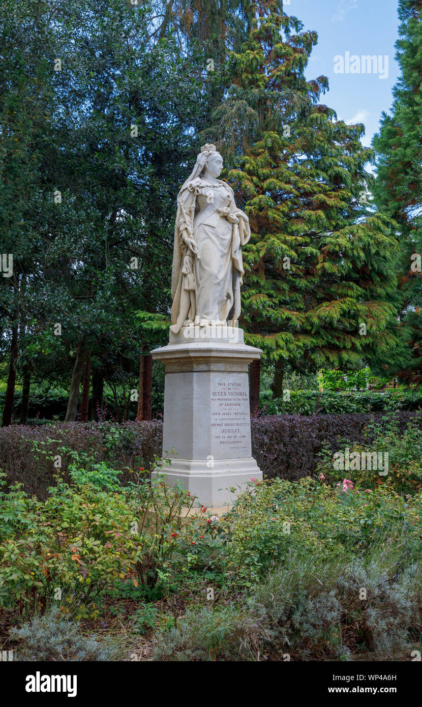 Statue of Queen Victoria commemorating her Golden Jubilee in 1887 in Abbey Gardens, Abingdon-on-Thames, Oxfordshire, south-east England, UK Stock Photo