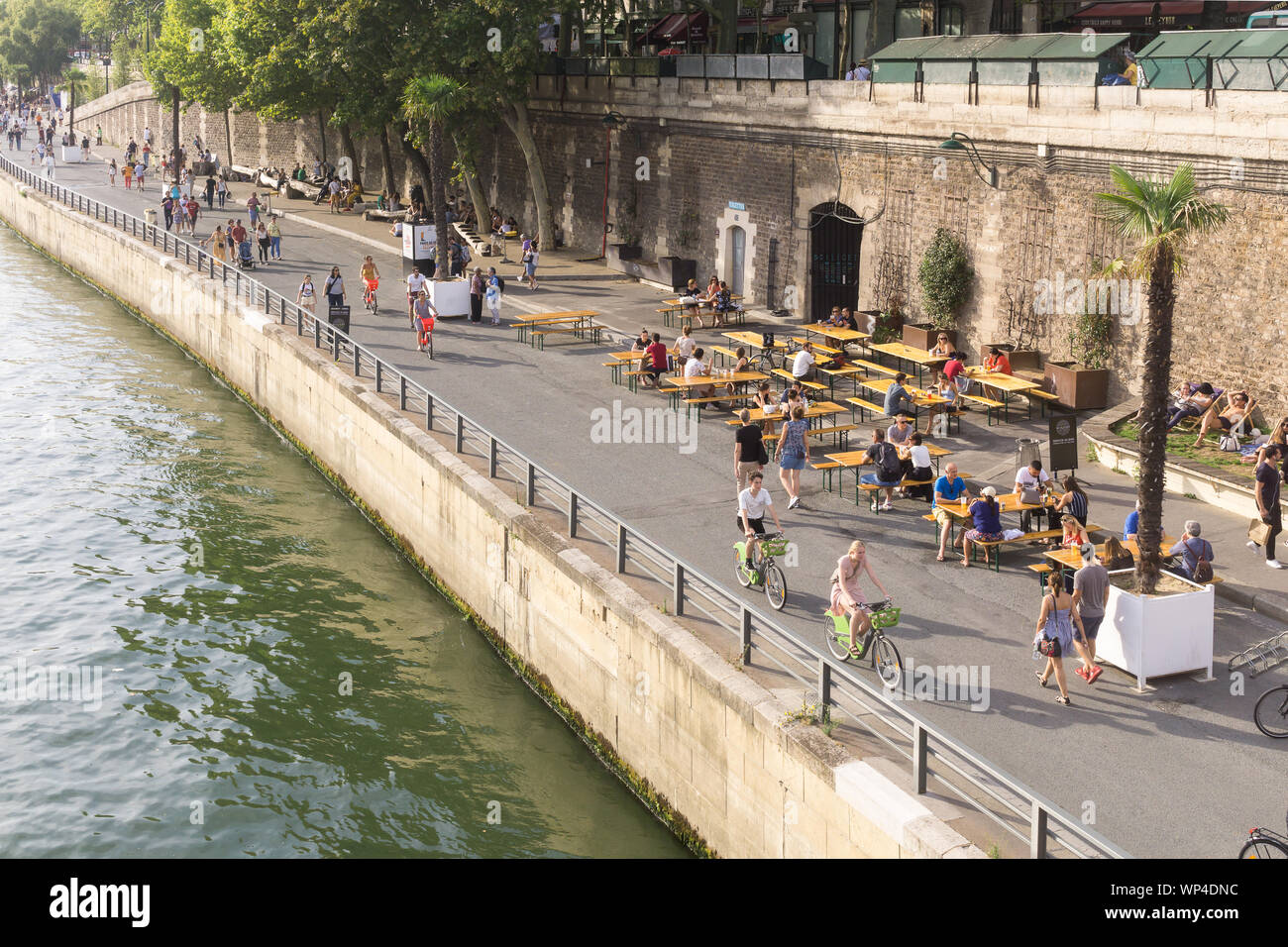 Paris riverbank - people enjoying summer on the Seine riverbank in the 1st arrondissement of Paris, France, Europe. Stock Photo