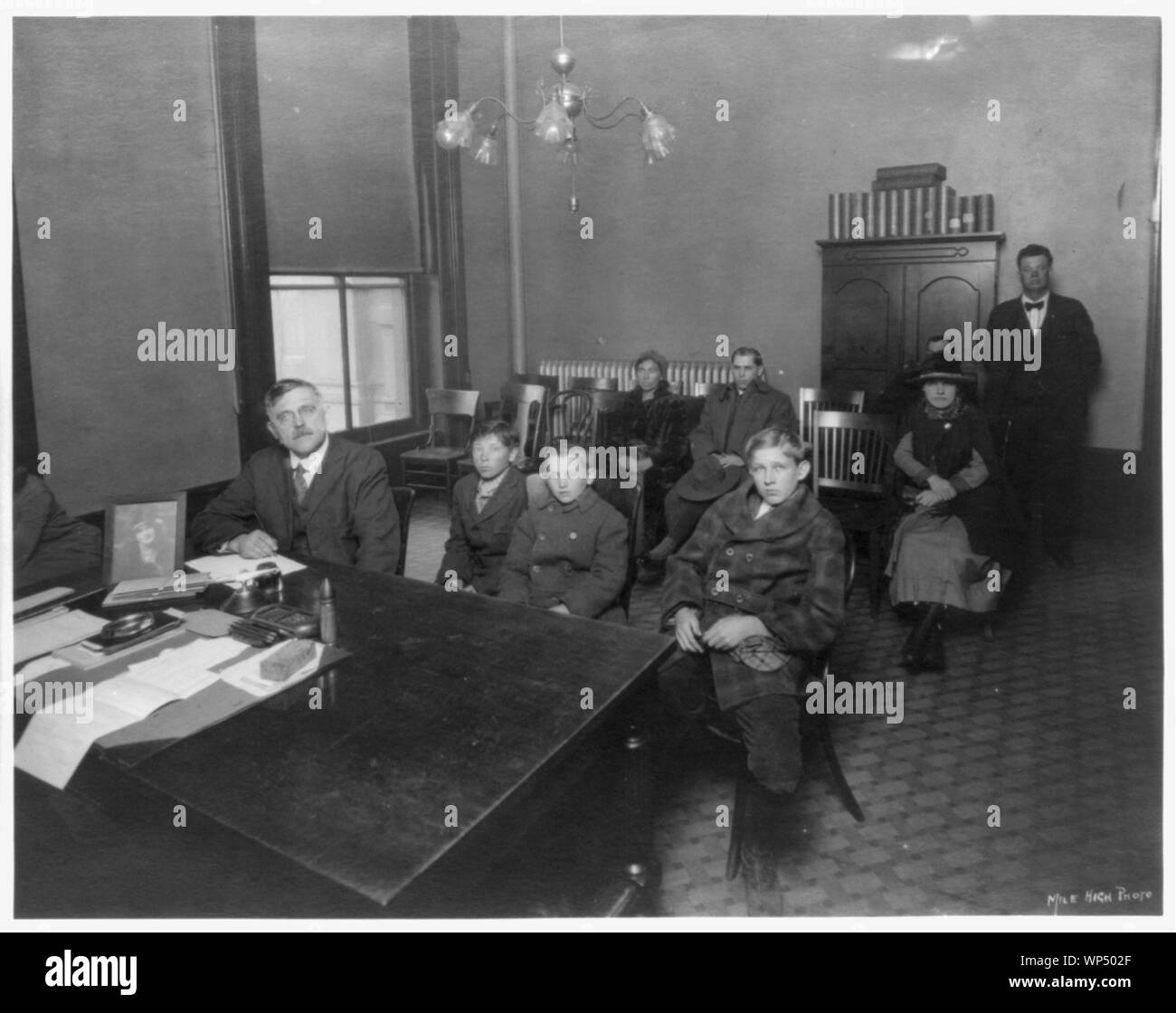 Judge Ben Lindsey's Juvenile Court chambers; 3 boys and 6 adults shown, Denver, Colorado Stock Photo