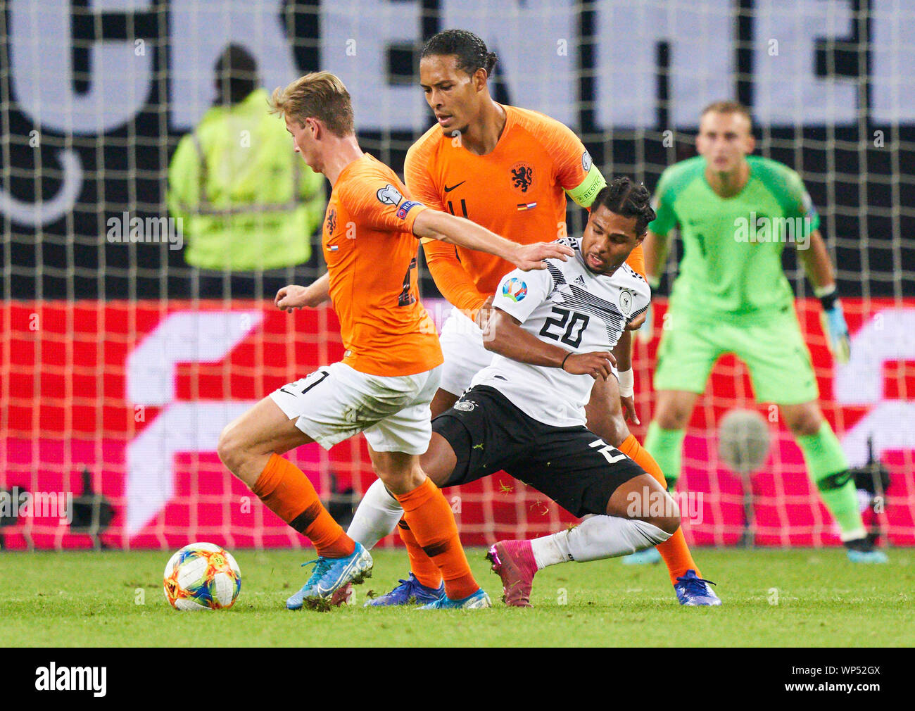 Hamburg, Germany. 06th Sep, 2019. Frenkie DE JONG, NL 21 Ryan BABEL, NL 9  compete for the ball, tackling, duel, header, zweikampf, action, fight  against Serge GNABRY, DFB 20 GERMANY - NETHERLANDS