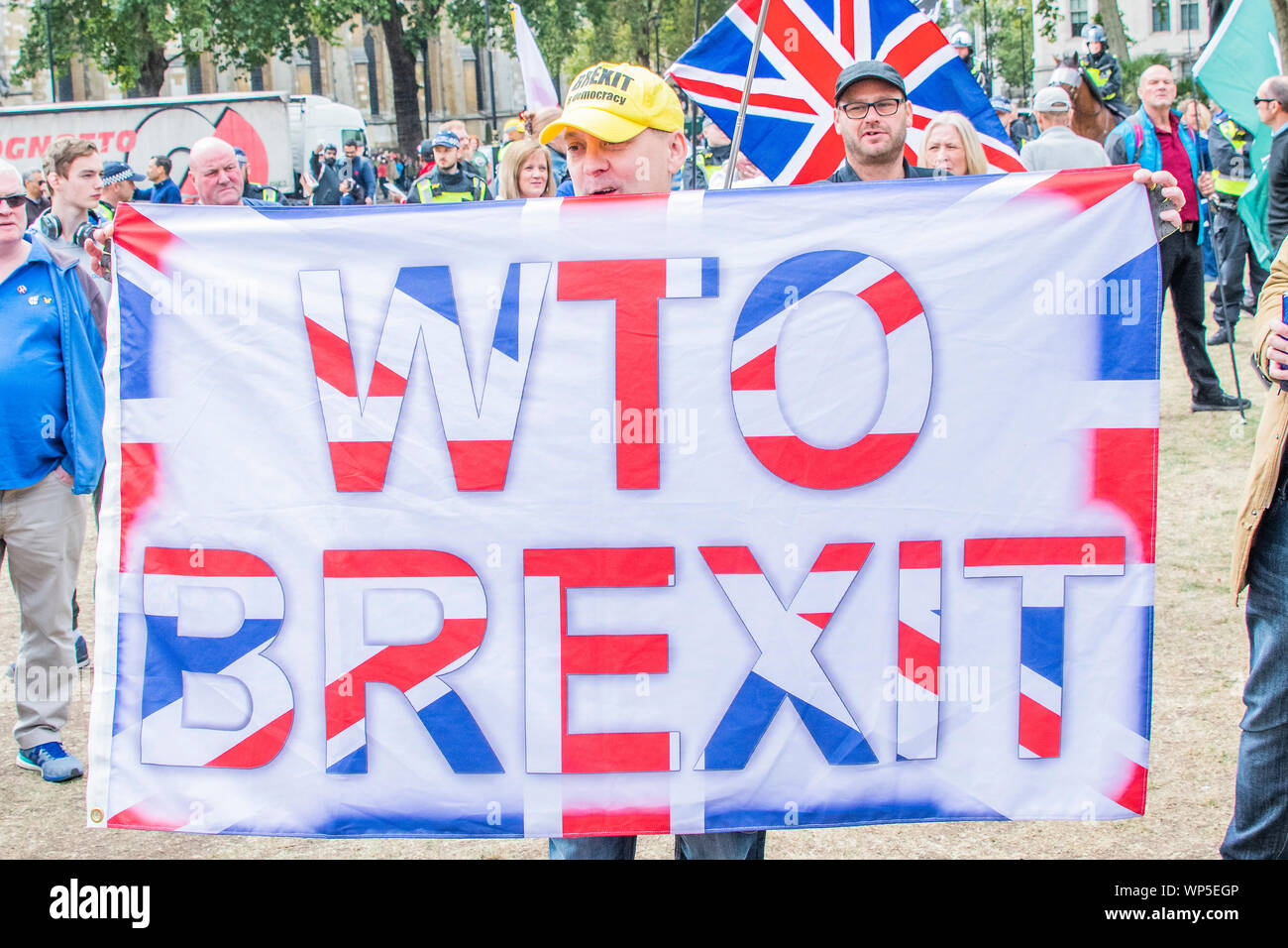 London, UK. Pro Brexit Yellow vests come to disrupt a pro EU protest in Parliament Square. They are kettled by the police in one corner, althought they sporadically break out. Credit: Guy Bell/Alamy Live News Stock Photo