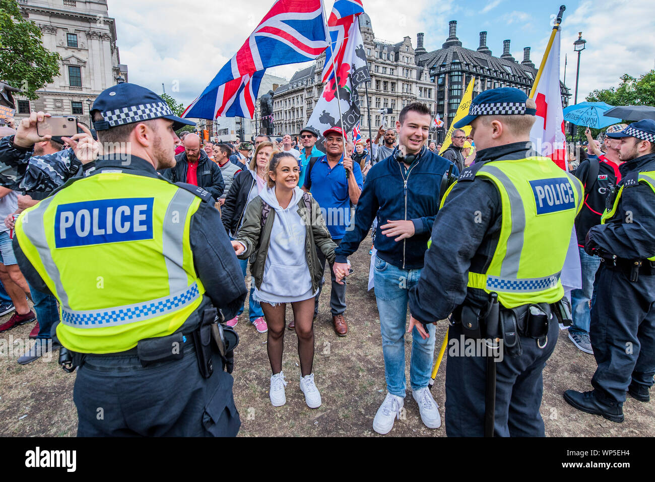 London, UK. Pro Brexit Yellow vests come to disrupt a pro EU protest in Parliament Square. They are kettled by the police in one corner, althought they sporadically break out. Credit: Guy Bell/Alamy Live News Stock Photo