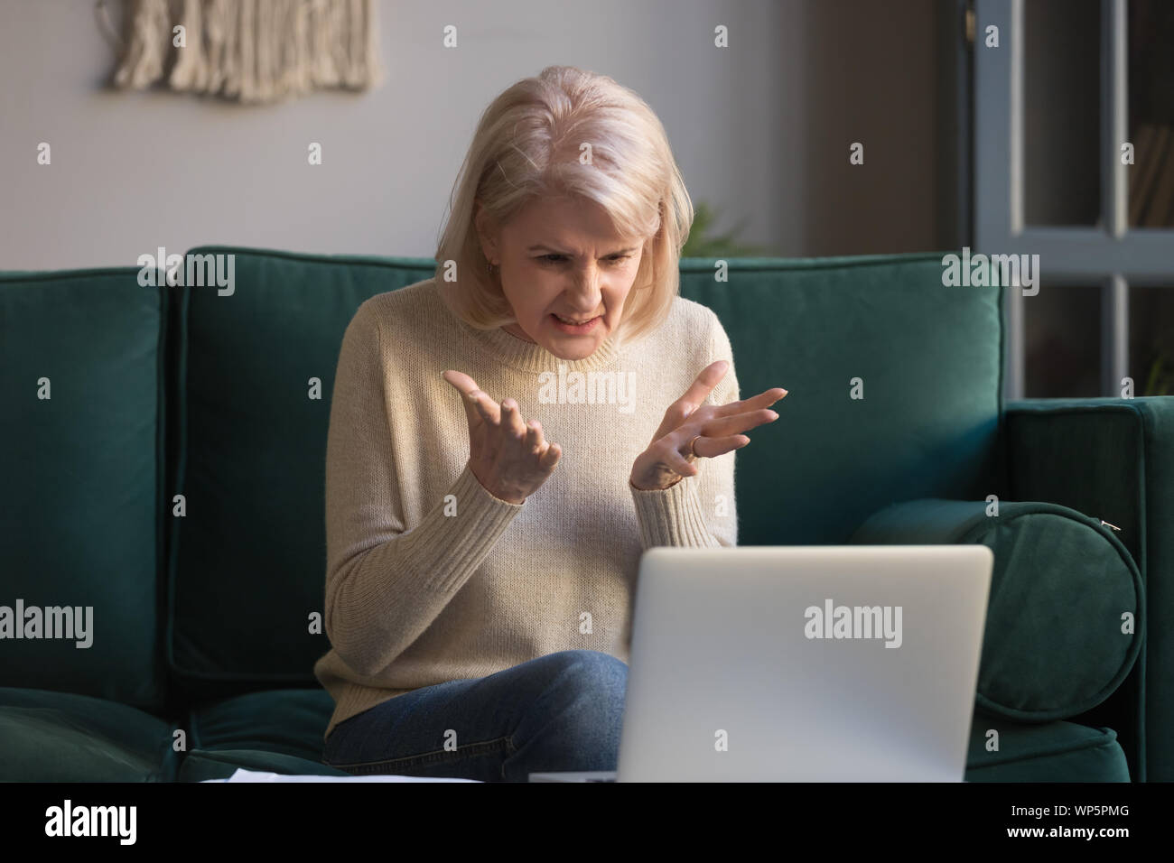 Woman having problems computer hi-res stock photography and images - Alamy