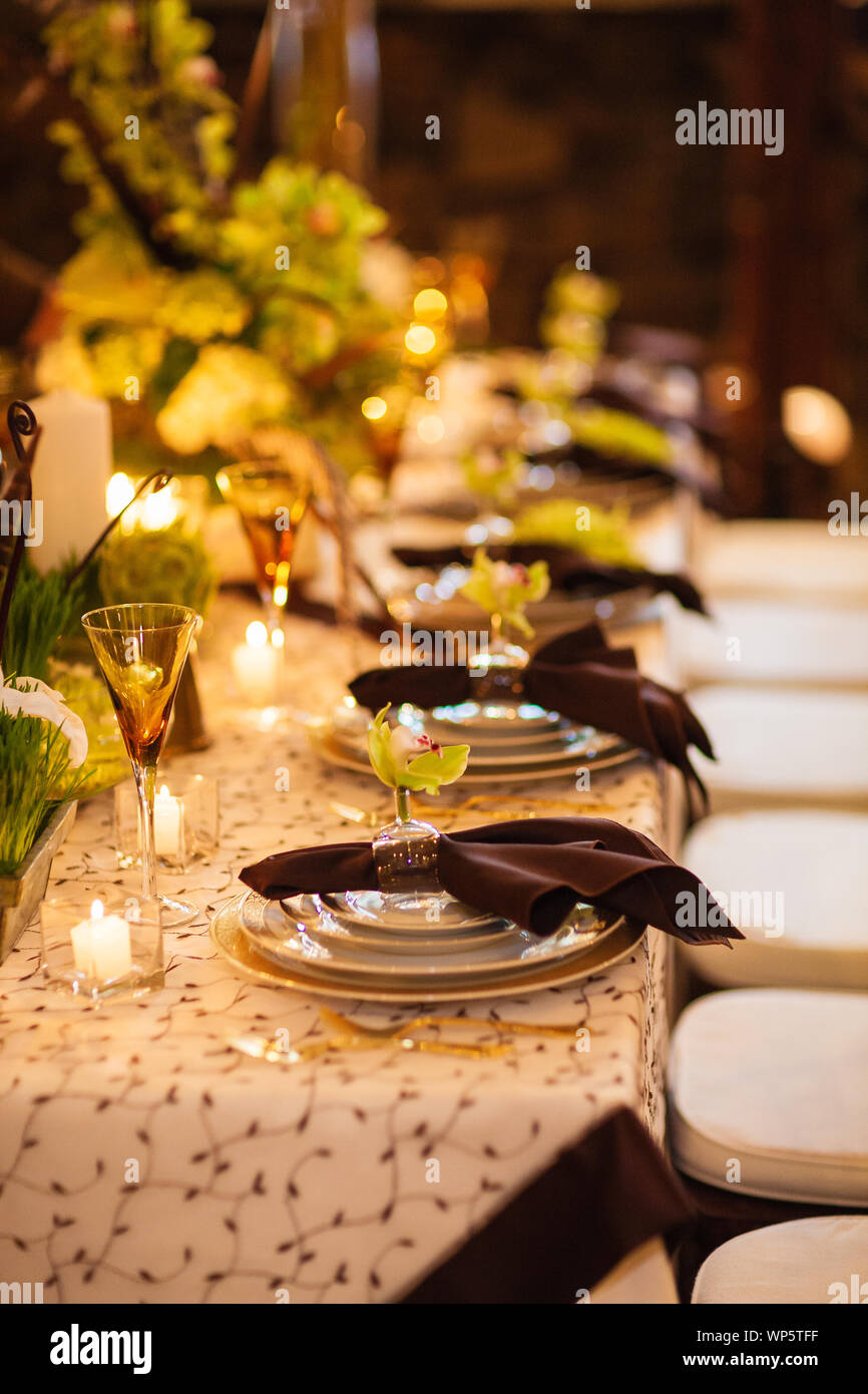 Table setting at a high end wedding Stock Photo - Alamy