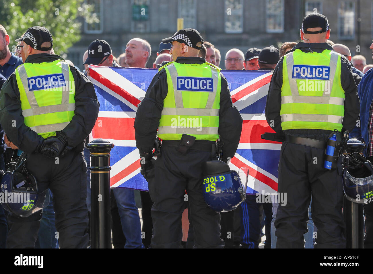 Police officer statue hi-res stock photography and images - Alamy