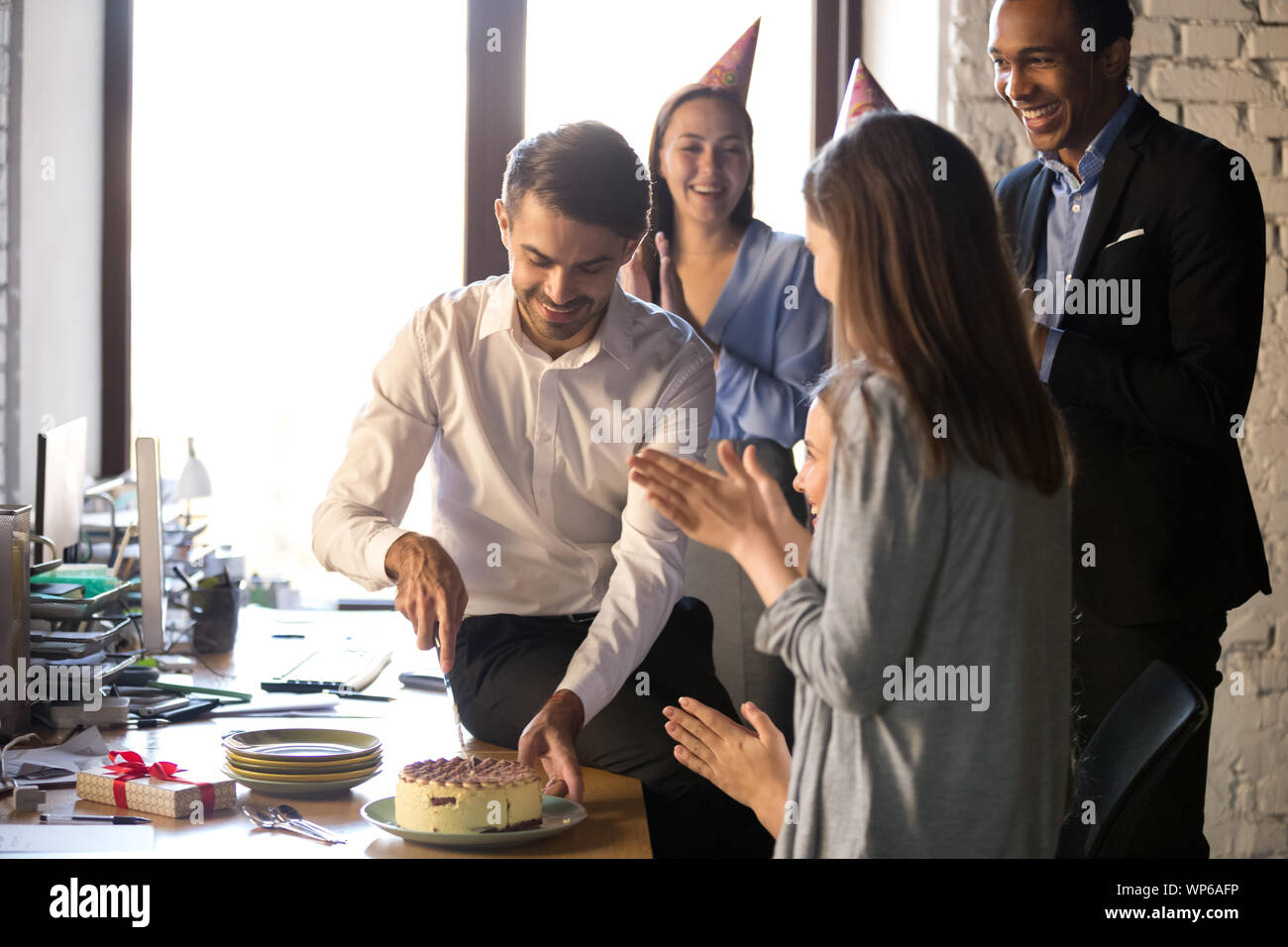 Cutting cake hires stock photography and images Alamy
