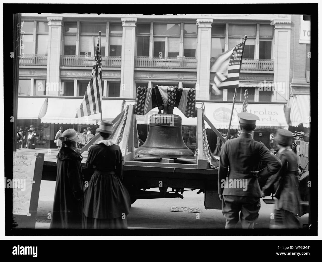 LIBERTY LOANS. LIBERTY BELL, REPLICA; 3RD LOAN DRIVE Stock Photo