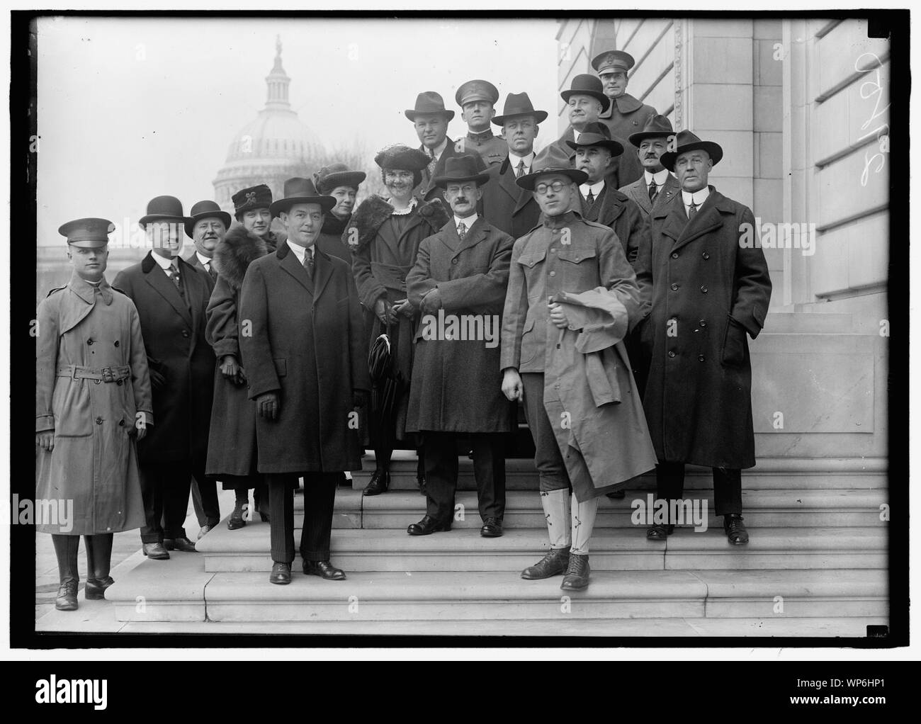 LINN, SGT. W.A. RIGHT FRONT; WITH REP. J. HAMPTON MOORE, CENTER; GEORGE O'CONNOR, LEFT CENTER FRONT; AND OTHERS ON STEPS OF H.O.B. Stock Photo