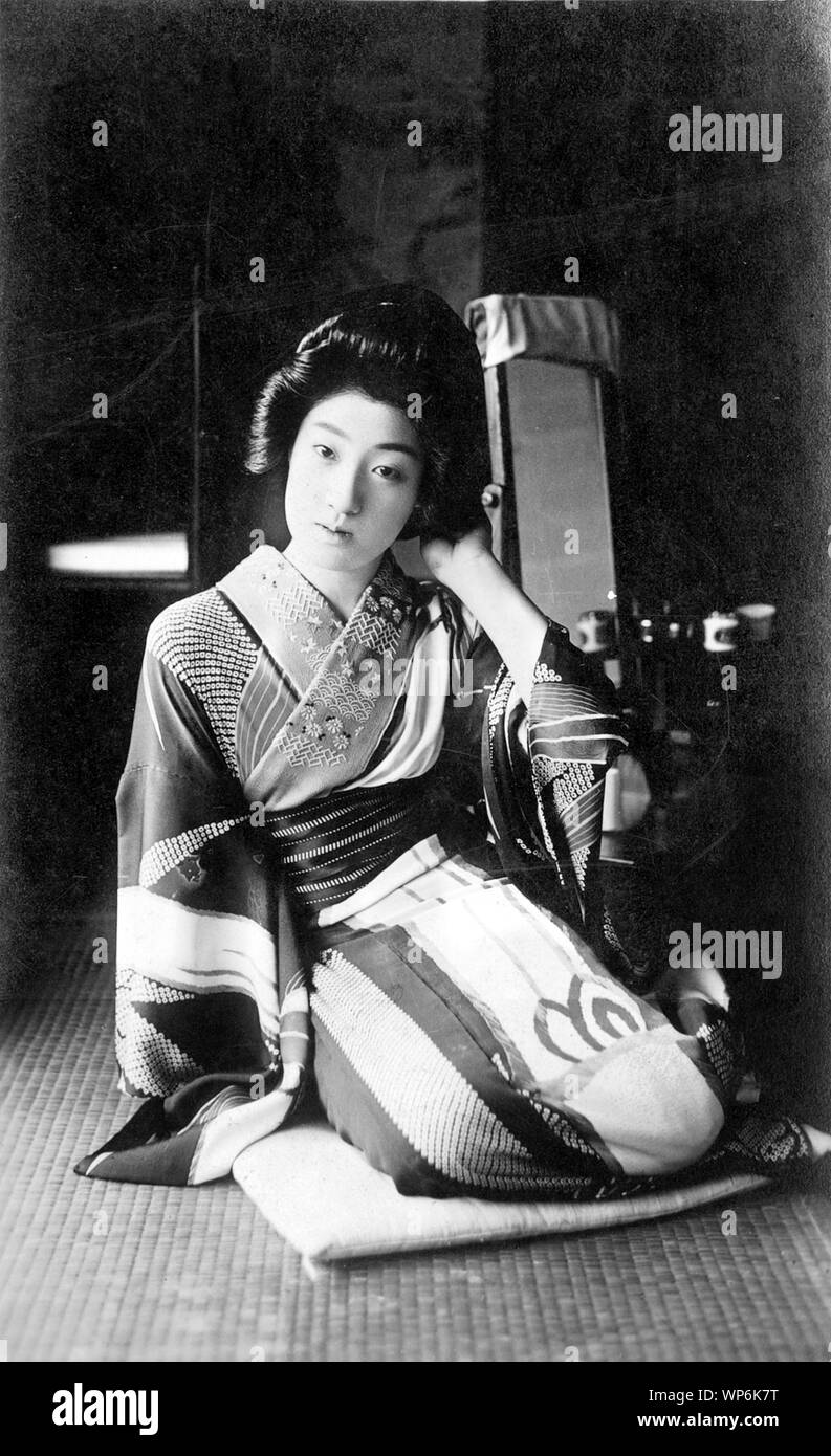 Photo Vintage Tirage Argentique – Femmes En Kimono Flou Mouvement, Japon