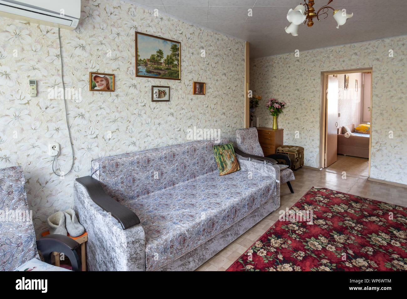 Outdated living room interior hi-res stock photography and images - Alamy