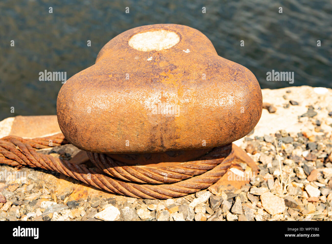 Jetty for ships - mooring with rope Stock Photo - Alamy