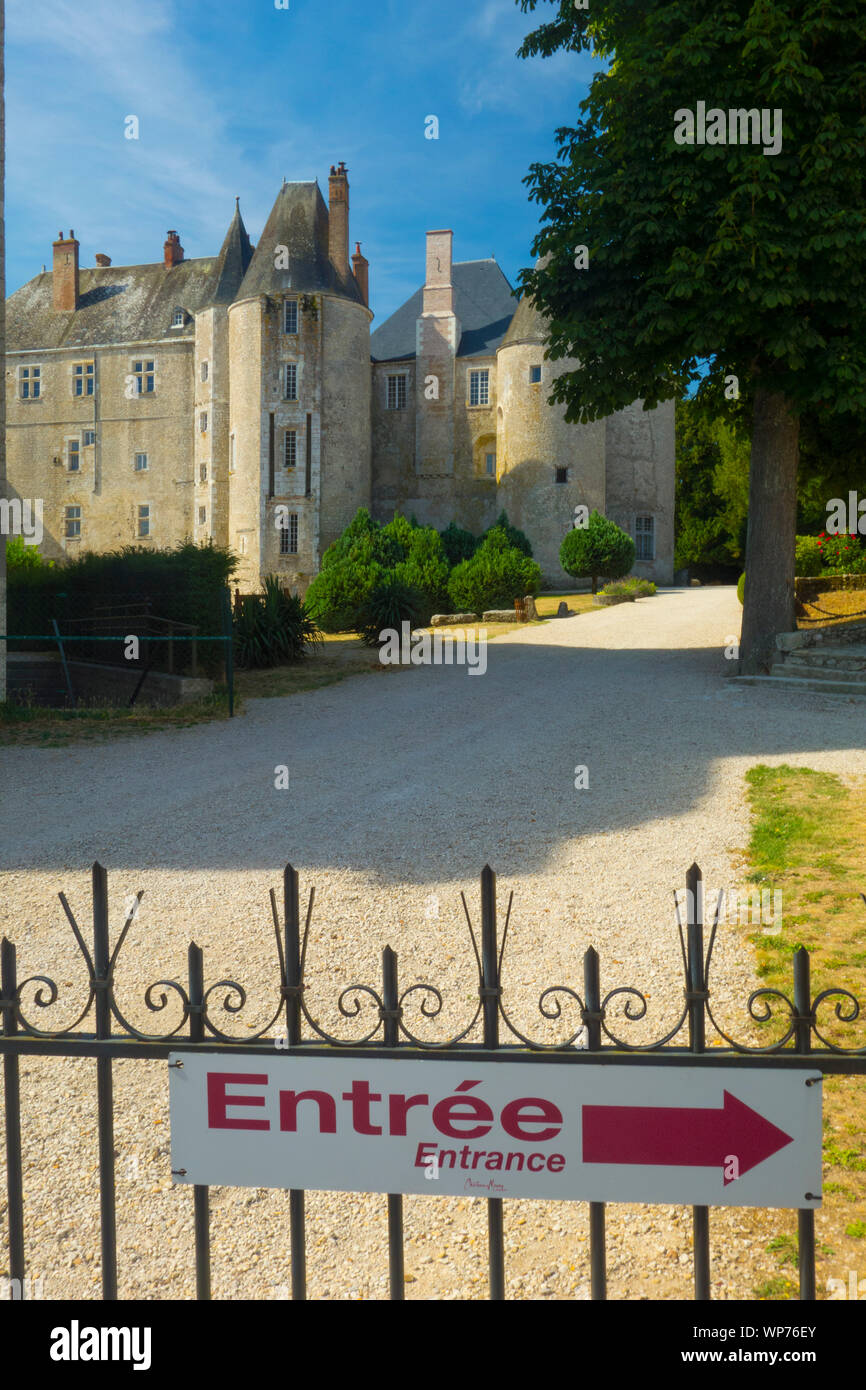France, Loiret (45), Meung-sur-Loire, castle entrance Stock Photo